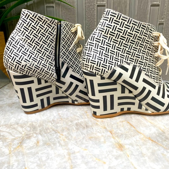 Funky Goby Wedge Booties - Picture 9 of 12